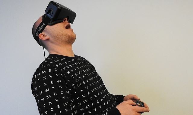 VRゲームで遊ぶ男性